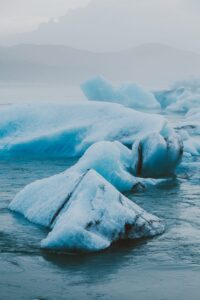 Glacial lake icebergs