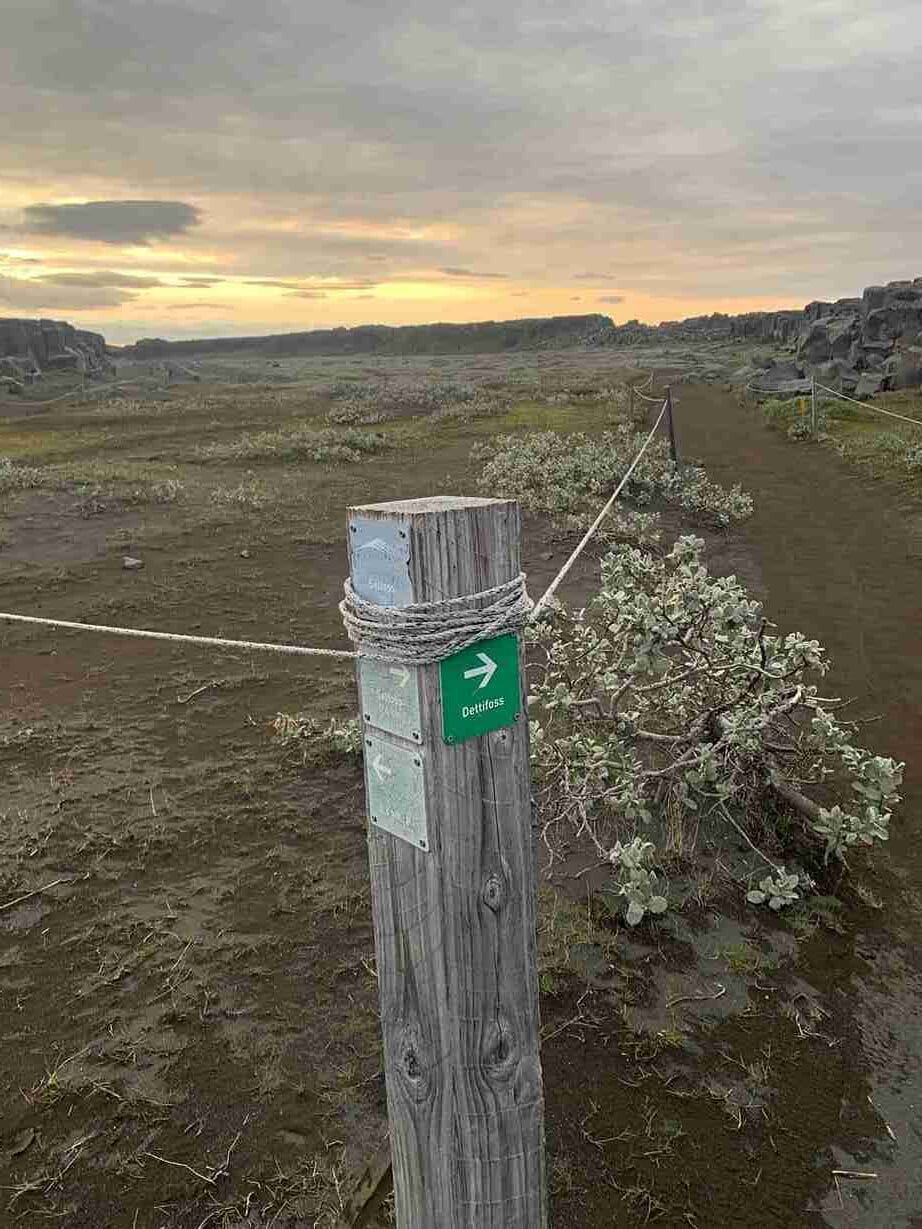 arrow pointing to Dettifoss waterfall