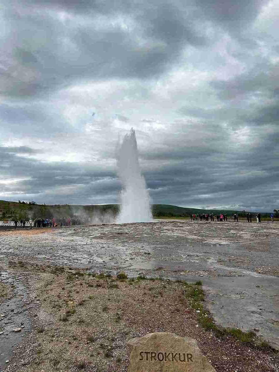 Geysir blowing 